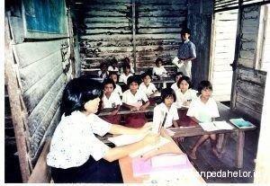 Bu guru Ester dengan murid kelas 2