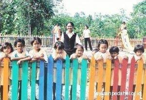 Guru TK Anita Sabuna & anak-anak