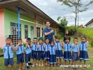 Tom Saras dan murid TK